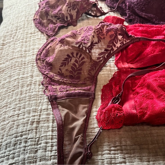 👀 🔥 Boudoir bra bundle! Lace and velvet, oh my! - Picture 3 of 9